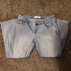 Hollister Low-Rise Relaxed Straight Jean Light Wash